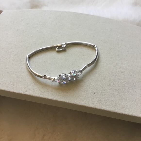 Elegant Silver Crystal Flower Bracelet - Picture 9 of 12